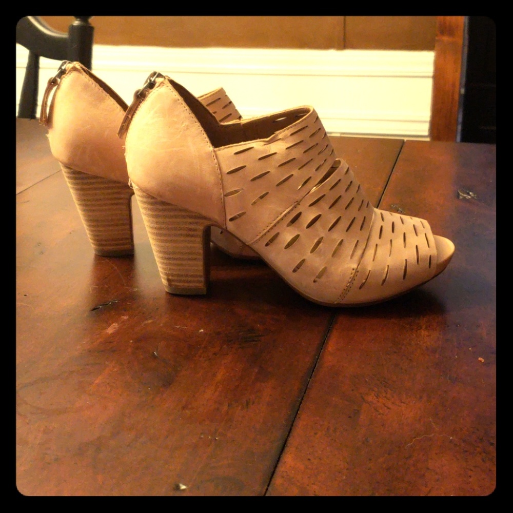 Clark's Artisan Cushioned Nude Leather Heel